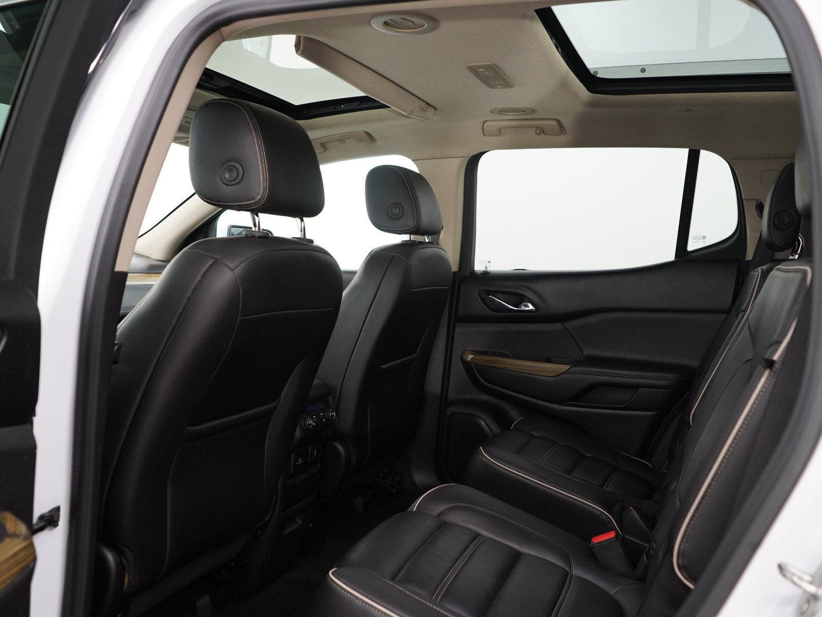 Used 2018 White Frost Tricoat GMC AWD 4dr Denali image 18