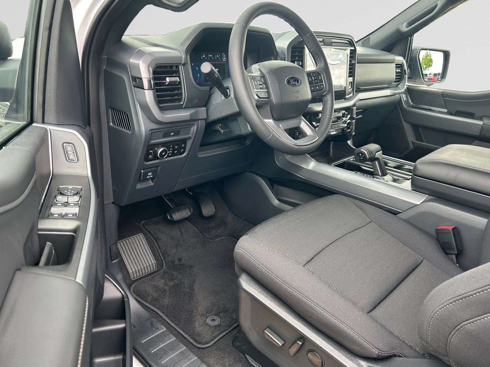 New 2026 Oxford White Ford XLT image 13