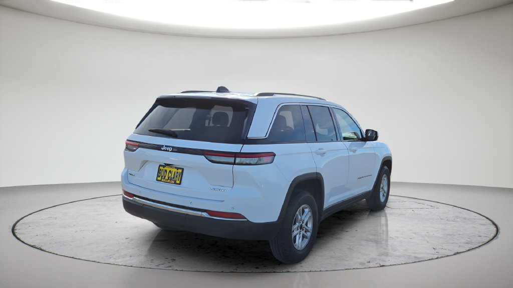 Used 2023 White Jeep Laredo image 17