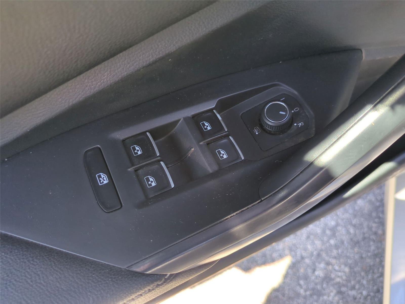 Used 2023  Volkswagen SE image 16