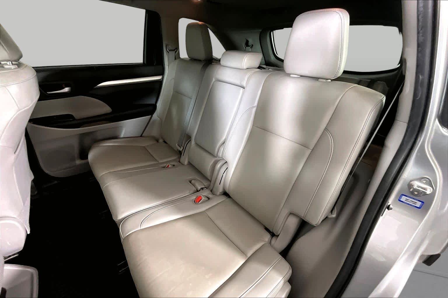 Used 2019 Celestial Silver Metallic Toyota XLE image 19