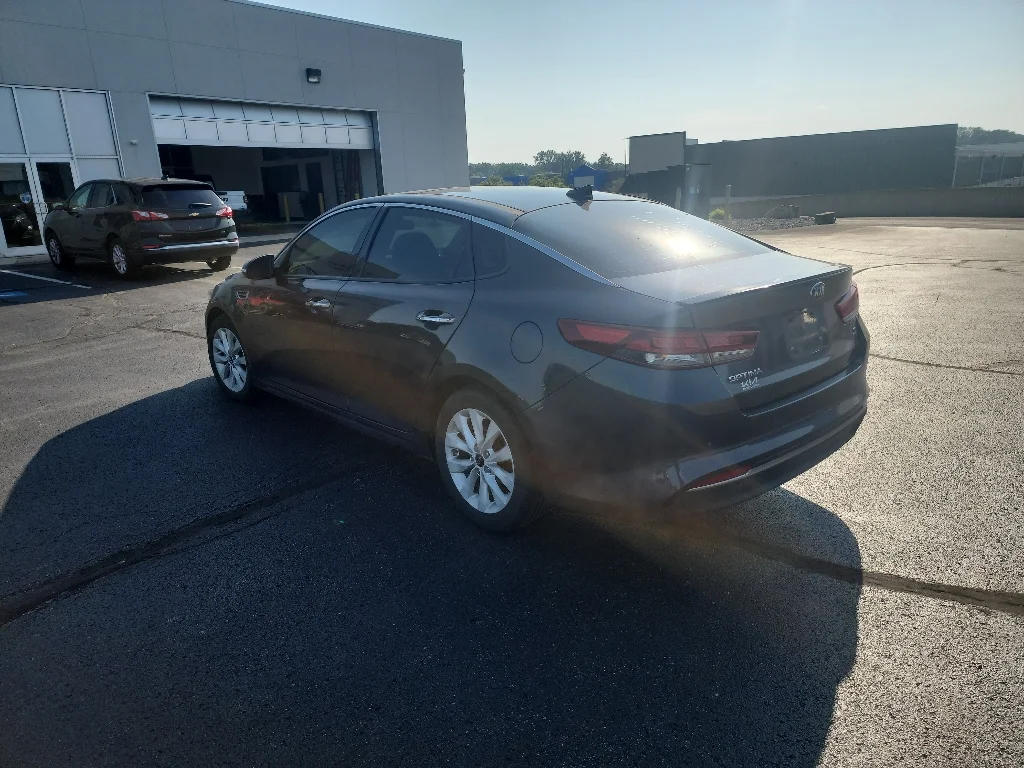 Used 2018 Platinum Graphite Kia S image 7