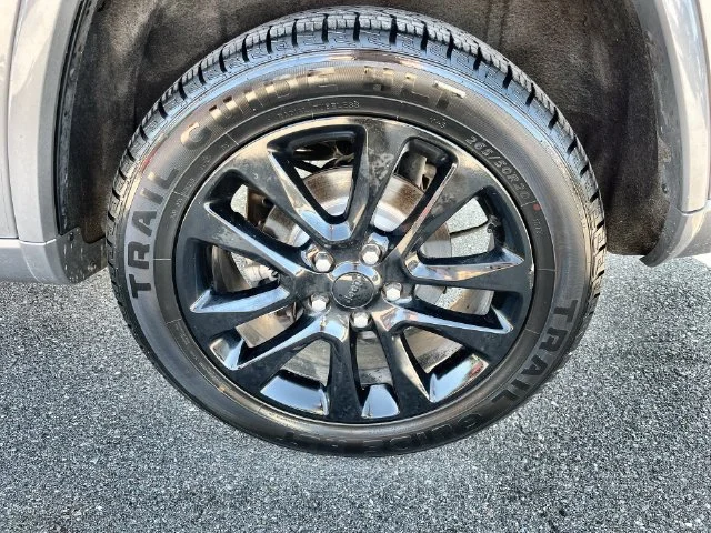 Used 2019 Silver Jeep Altitude image 21