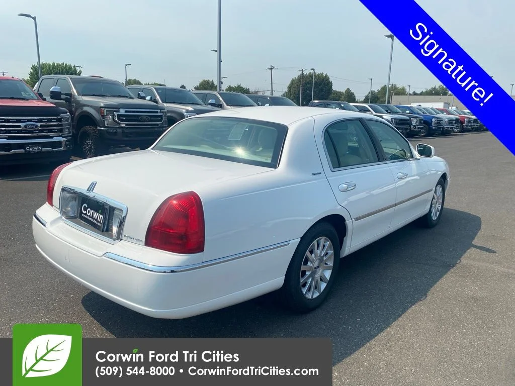 Used 2007  Lincoln Signature image 12