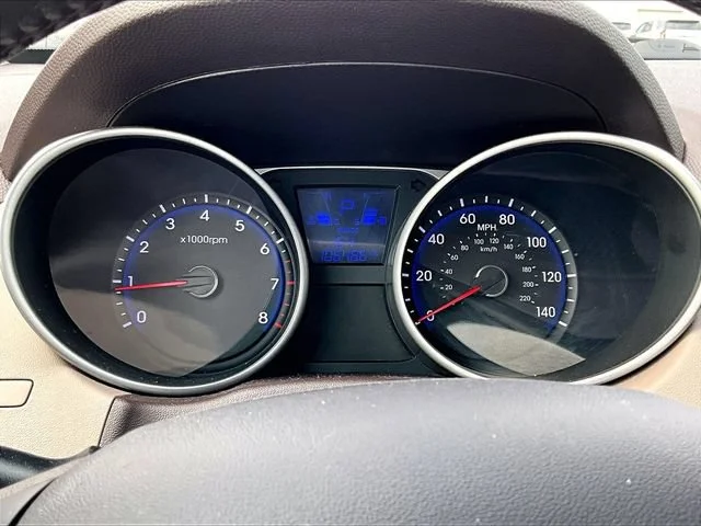 Used 2015 Graphite Gray Met Hyundai SE image 3