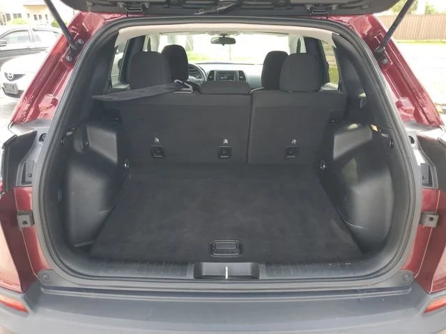 Used 2019 Red Jeep Latitude image 27