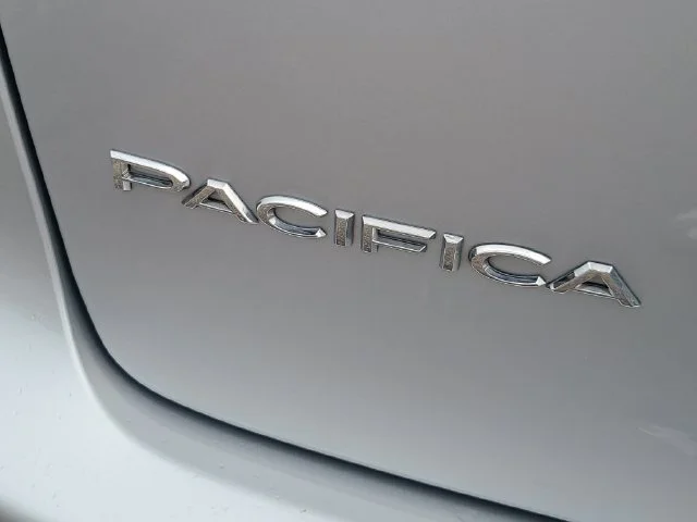 Used 2023 Silver Chrysler Touring L image 9