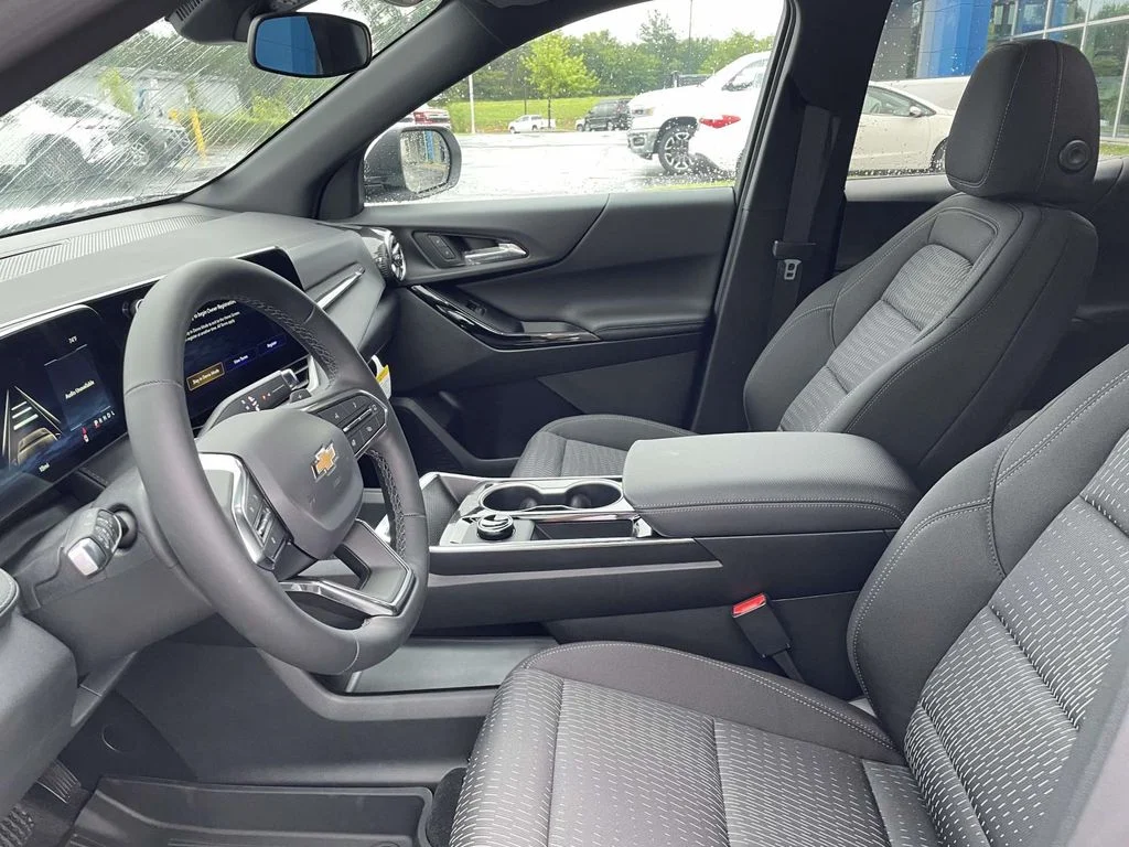 New 2027 Summit White Chevrolet LT image 19