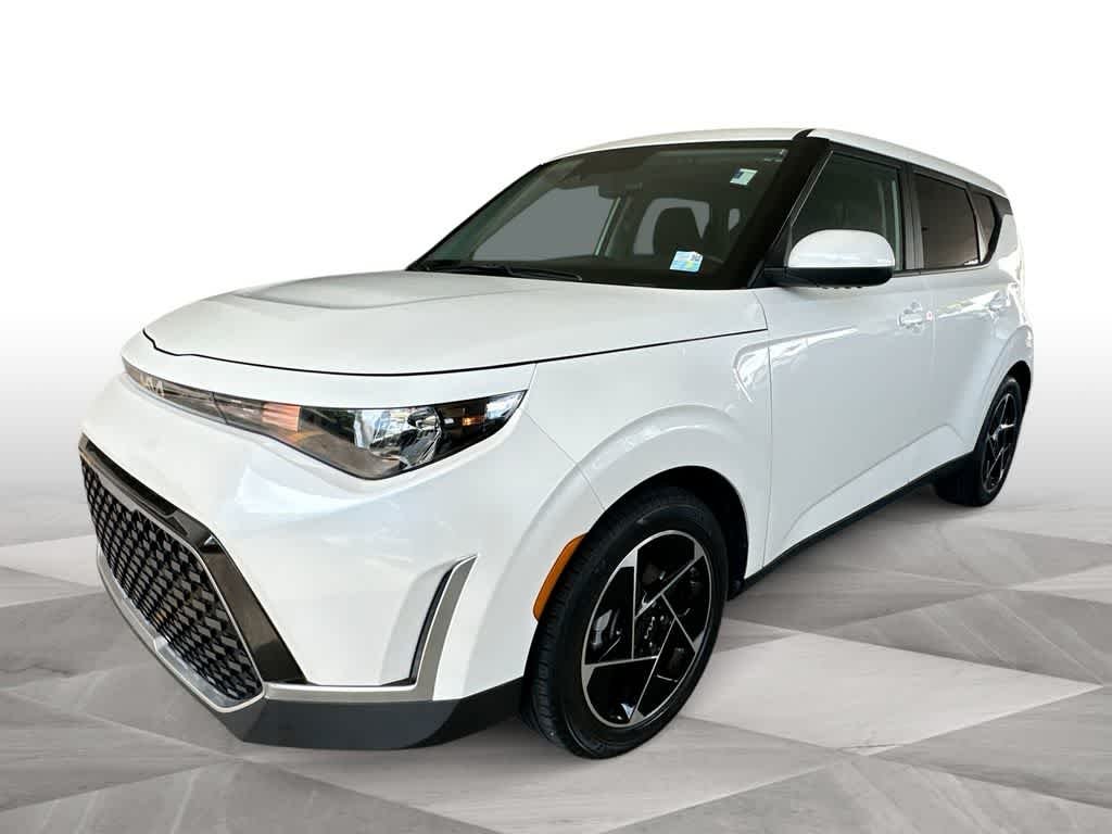 Used 2023 Snow White Pearl Kia EX image 4