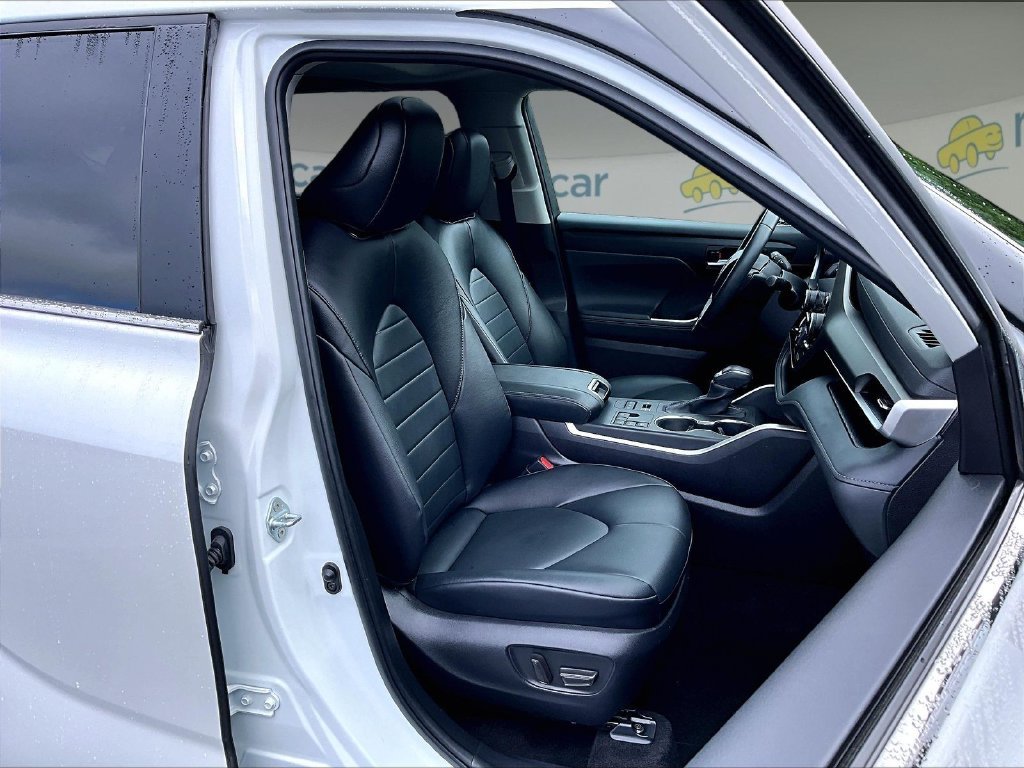 Used 2023 Beige Toyota XLE image 11