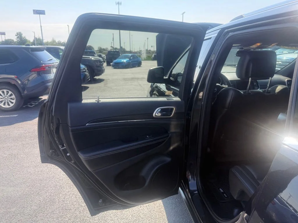Used 2015 Brilliant Black Crystal Pearlcoat Jeep Limited image 36