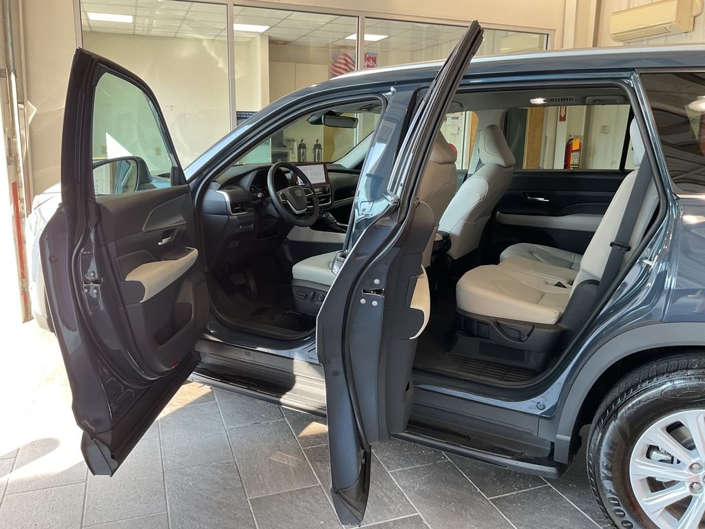 Used 2025 White Toyota XLE image 13