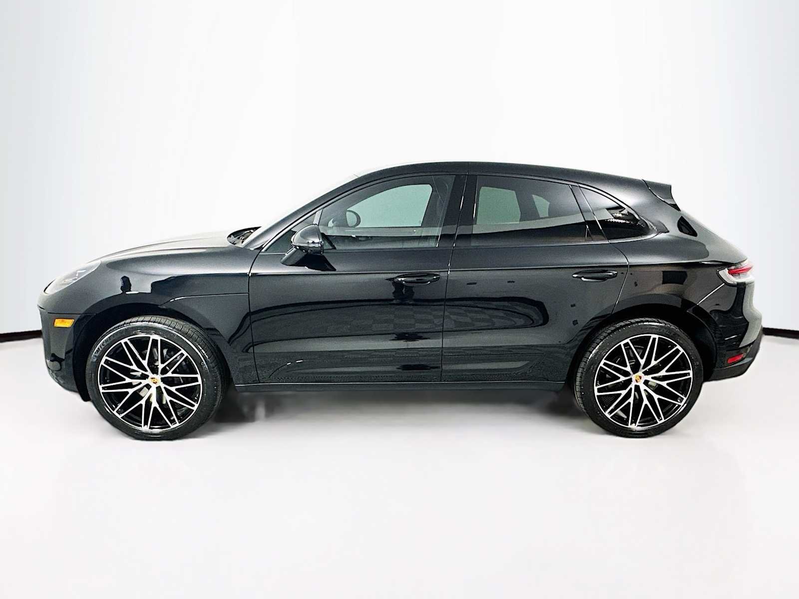 2025 Porsche Macan T - Photo 2