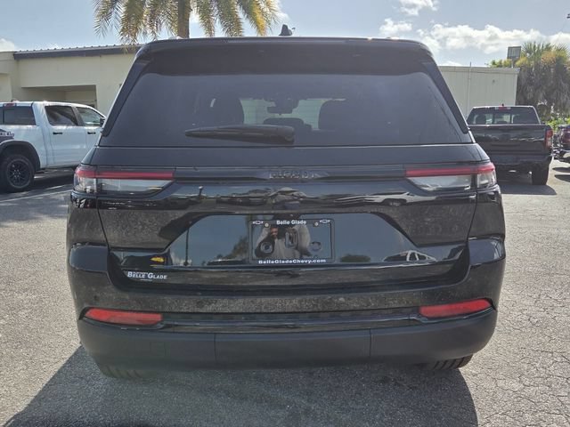 Used 2025 Diamond Black Crystal Pearlcoat Jeep Altitude X image 4