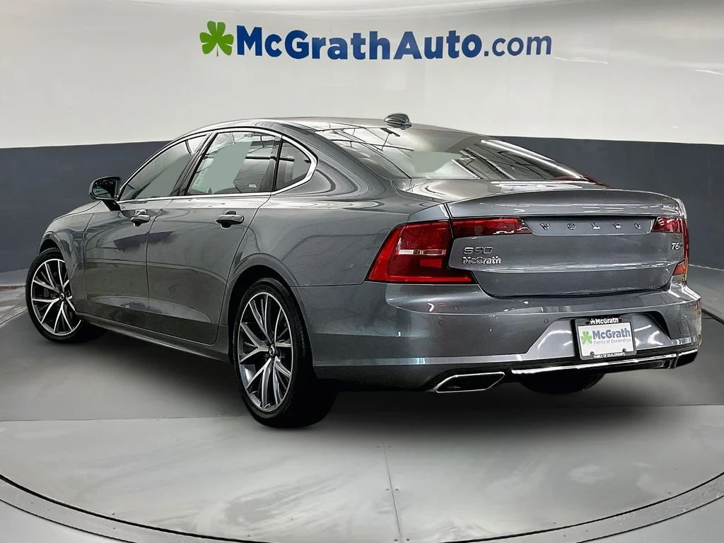 Used 2019 Gray Volvo T6 Momentum image 3