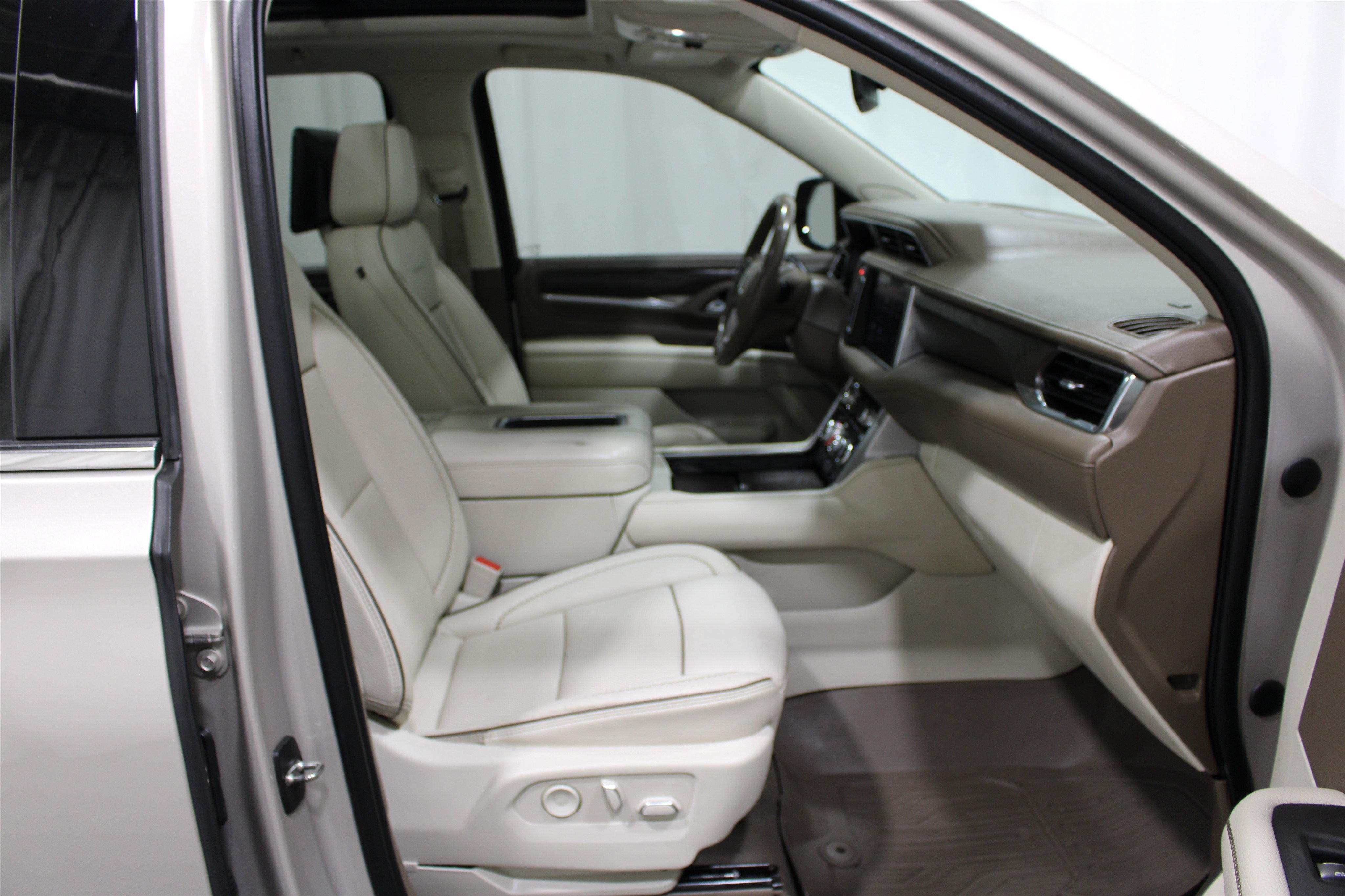Used 2023 Pearl Beige Metallic GMC Denali image 27