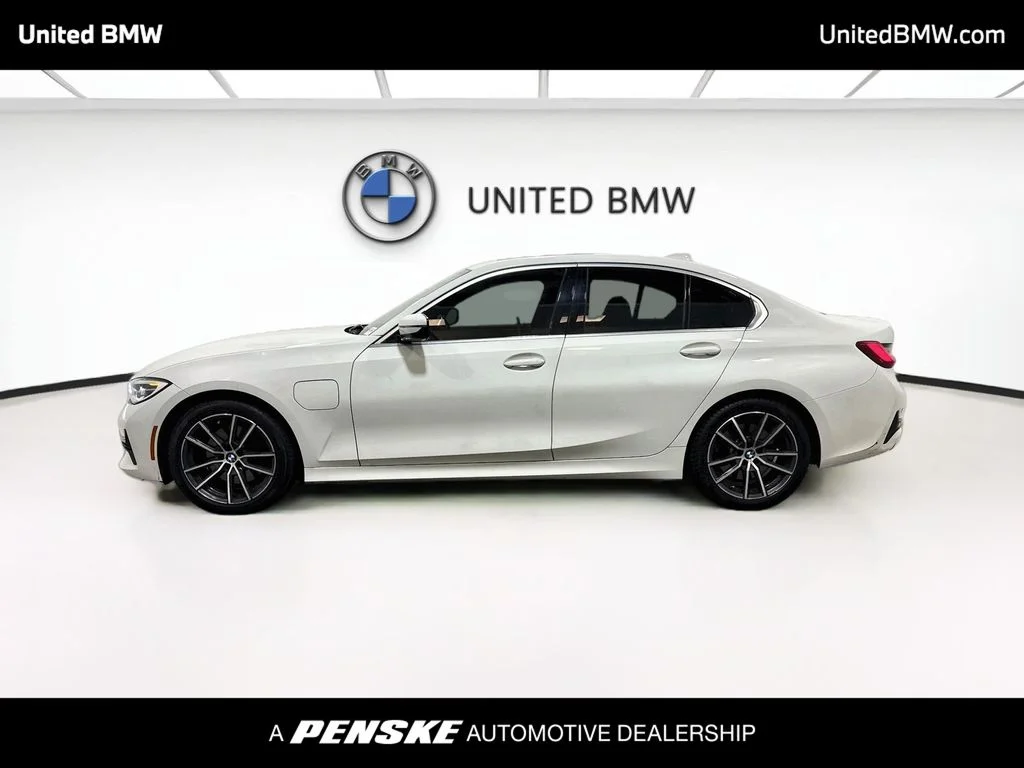 2021 BMW 3 Series 330e - Photo 8