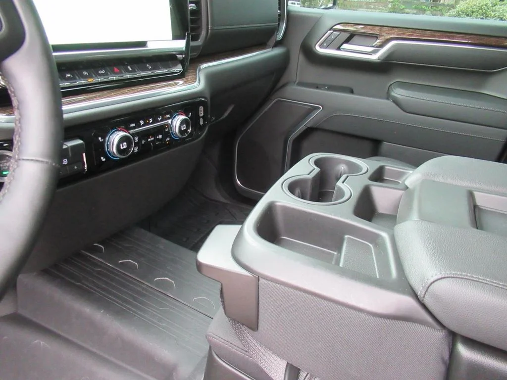 Used 2024 White GMC Elevation image 14