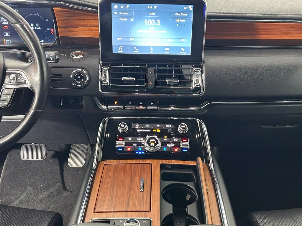 Used 2019  Lincoln Reserve image 2