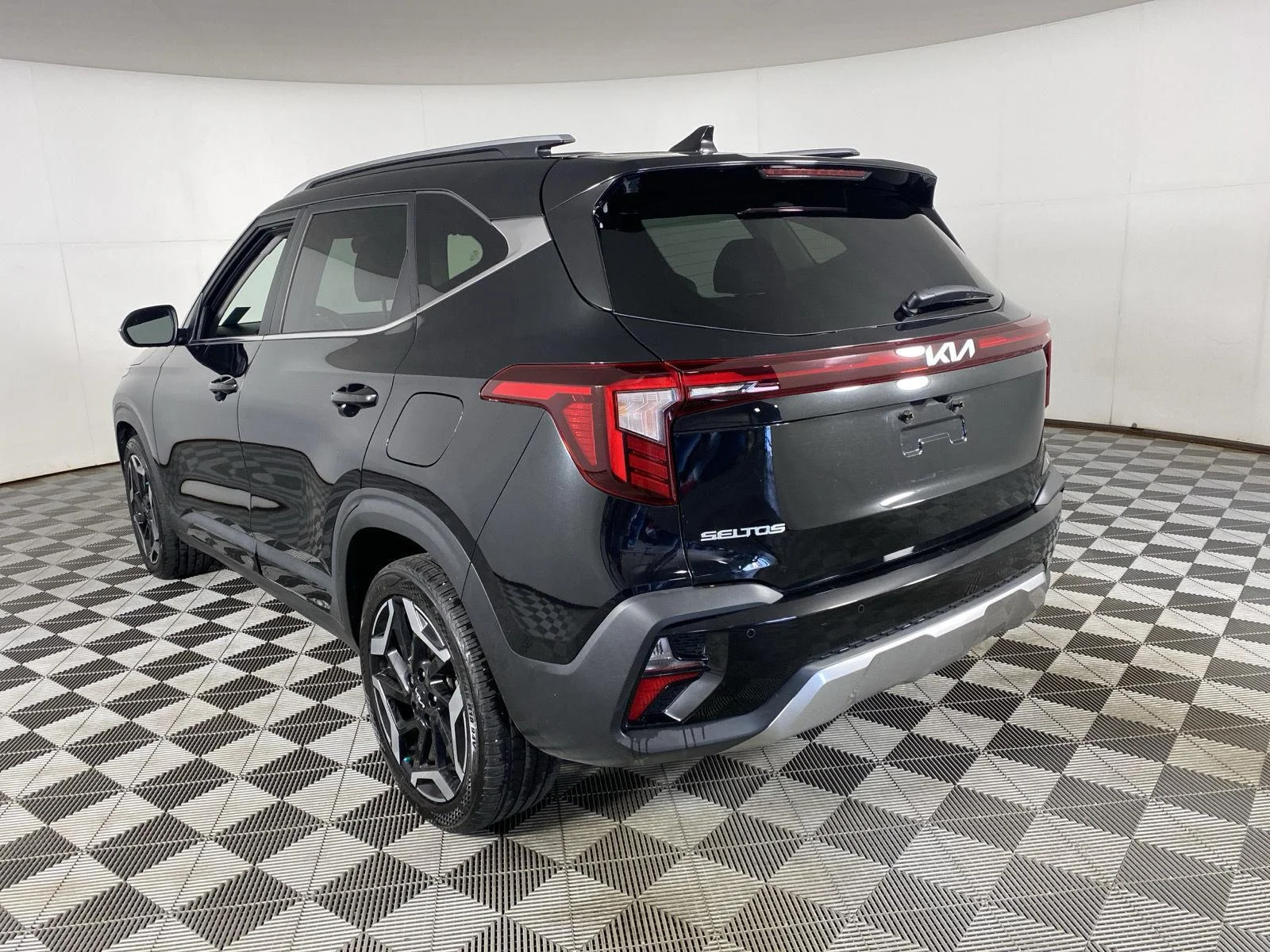 Used 2025 Fusion Black Kia SX image 8