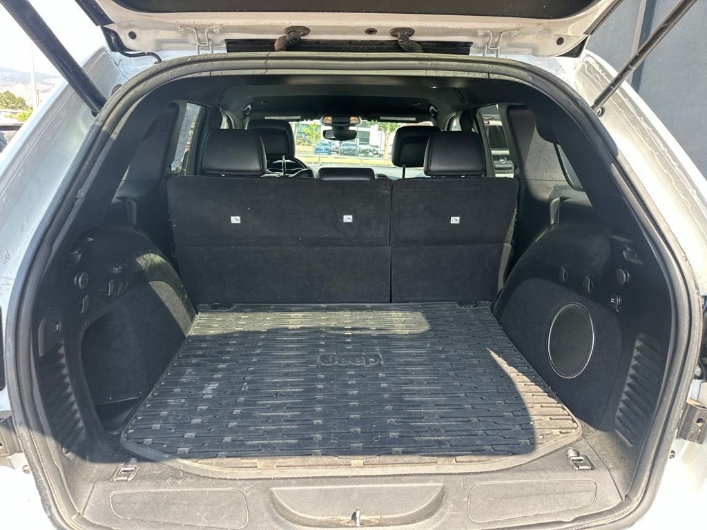 Used 2020 White Jeep Laredo image 11
