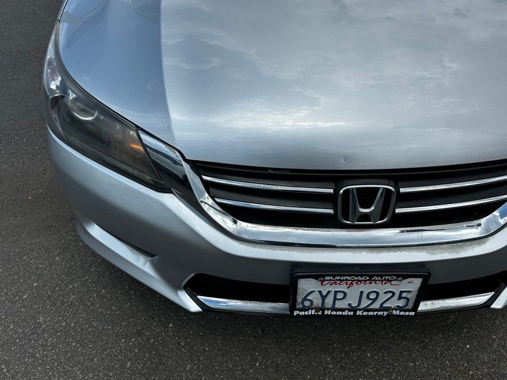 Used 2013 Alabaster Silver Metallic Honda LX image 4