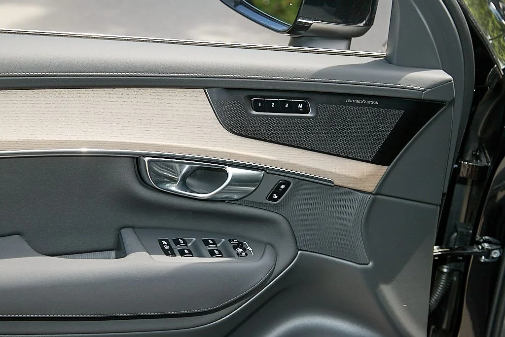 New 2026 Onyx Black Volvo Plus image 11