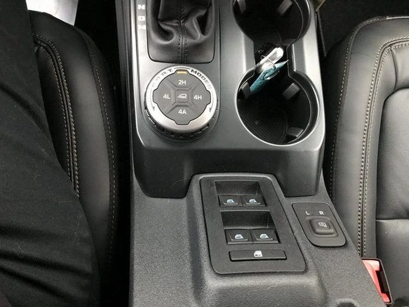 New 2025 Azure Gray Metallic Tri-Coat Ford Badlands® image 18