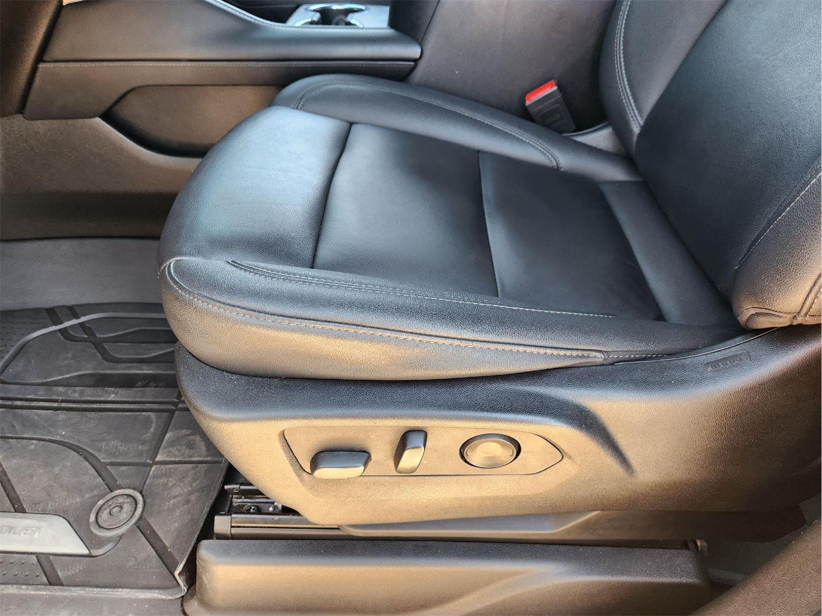 2024 Chevrolet Suburban LT - Photo 22