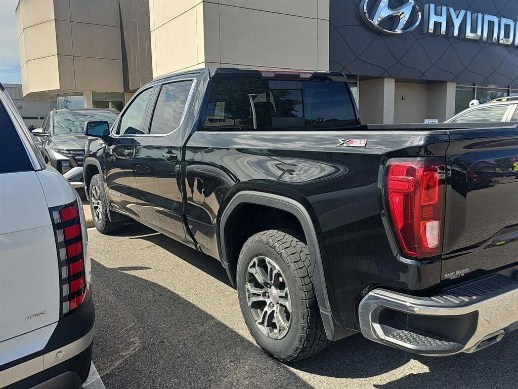 Used 2021 Onyx Black GMC SLE image 8