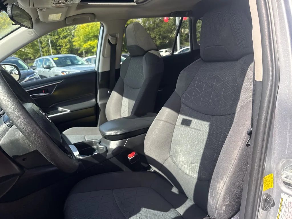 Used 2021 Silver Toyota XLE image 16