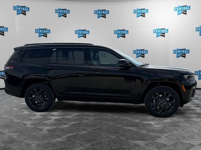 New 2026 Diamond Black Crystal Pearl-Coat Exterior Paint Jeep Limited image 6