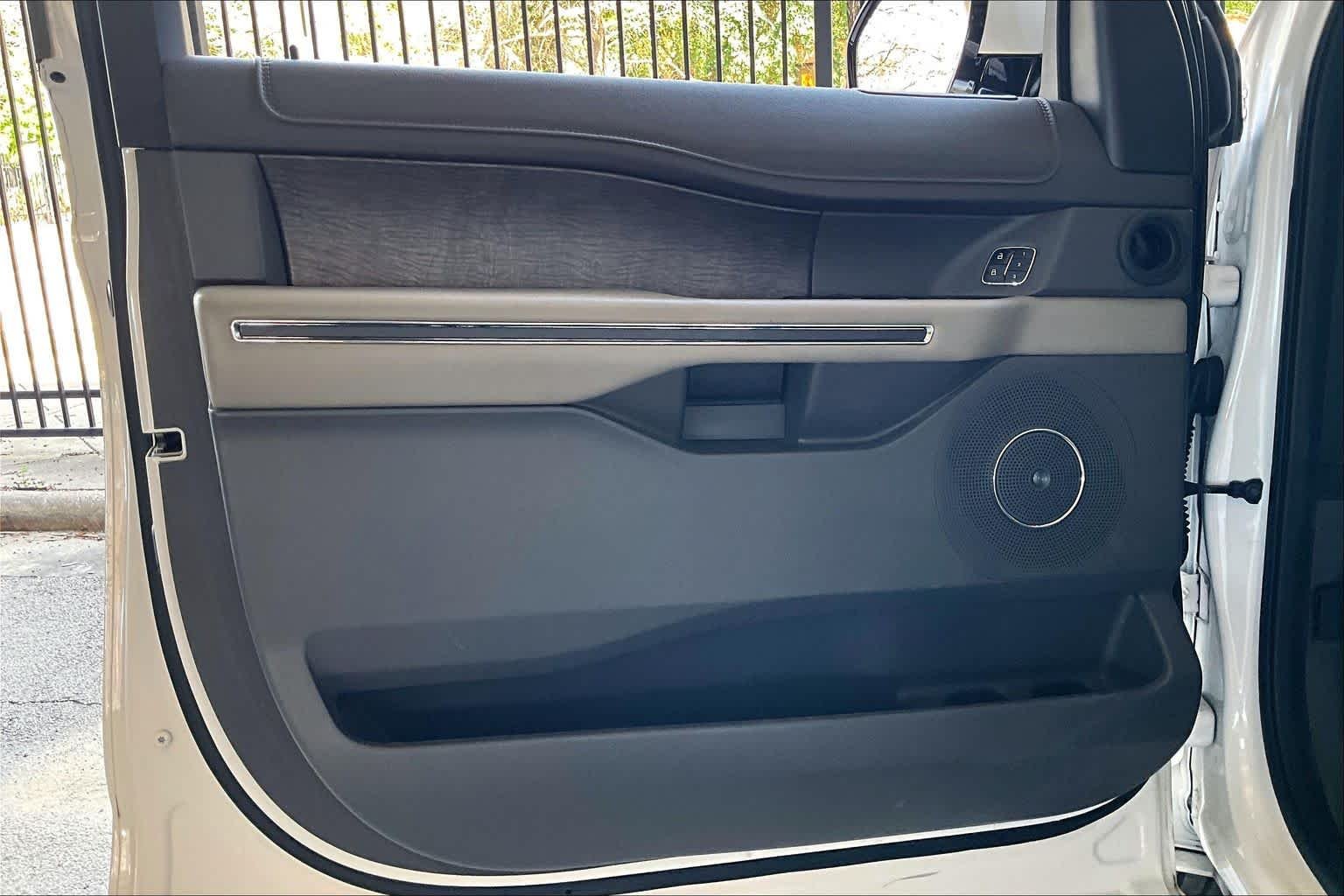 Used 2019 White Platinum Metallic Tri-Coat Ford Limited image 21