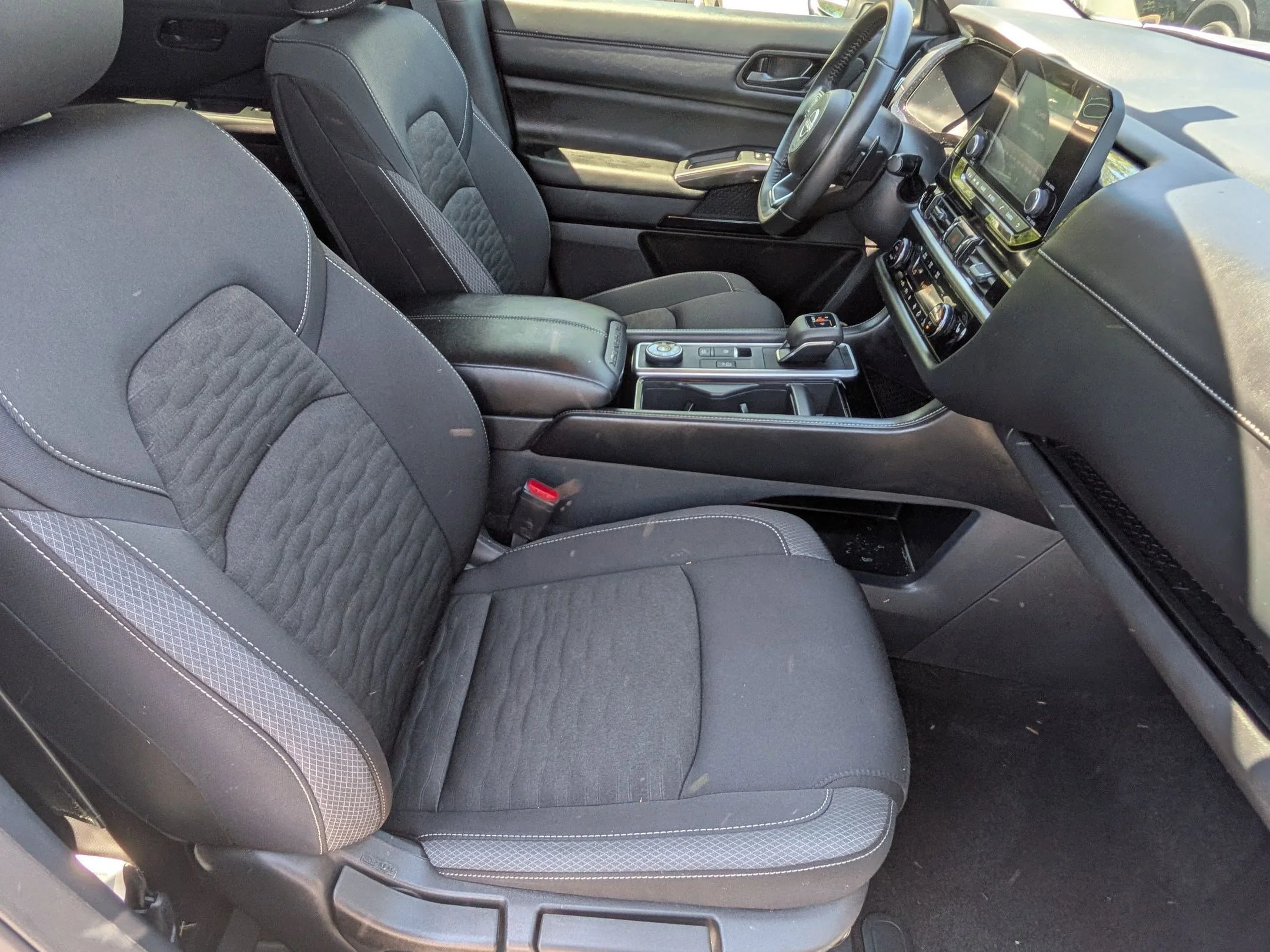 2025 Nissan Pathfinder SV - Photo 24