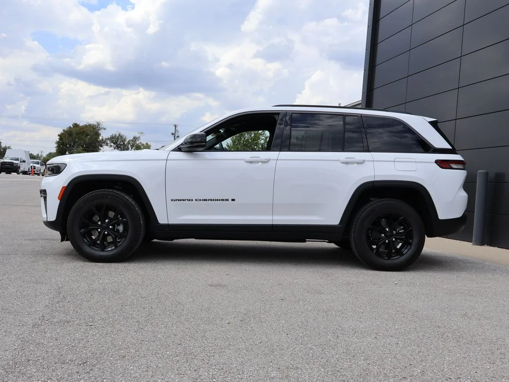 New 2026 Bright White Clear-Coat Exterior Paint Jeep Altitude image 2