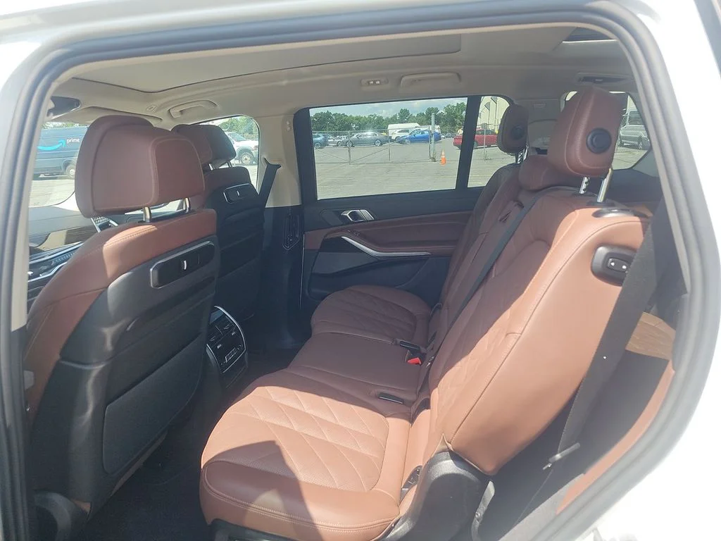 Used 2025 White BMW xDrive40i image 4