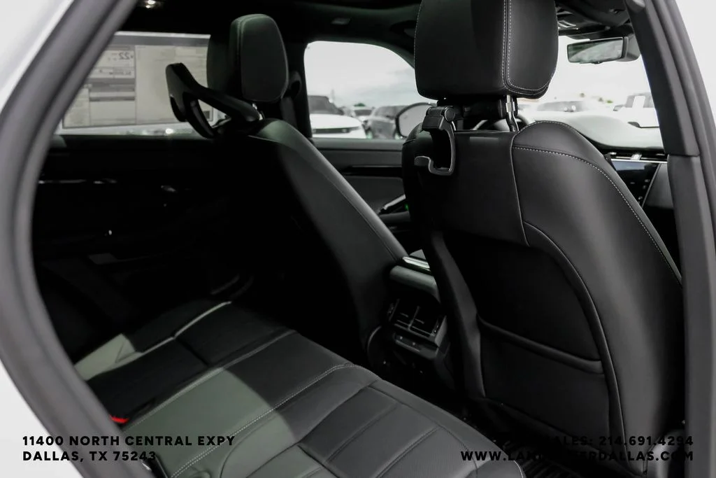 New 2026 Ostuni Pearl Wht Prem Met Land Rover Hoxton Edition image 32