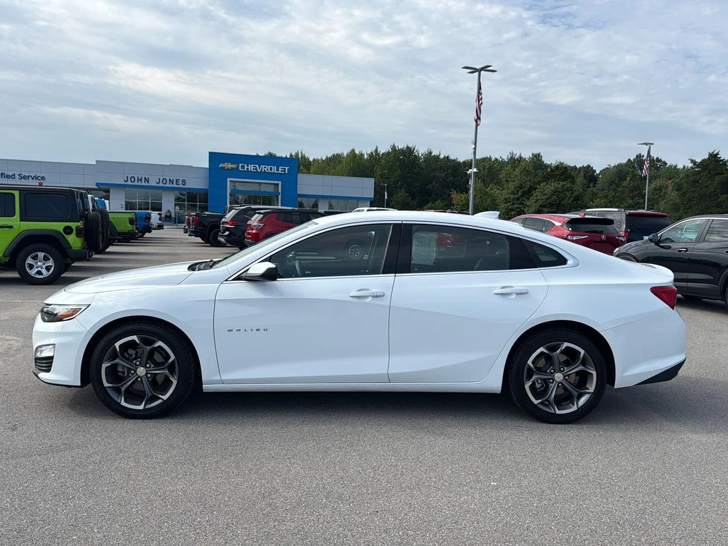 Used 2024 Summit White Chevrolet LT image 8