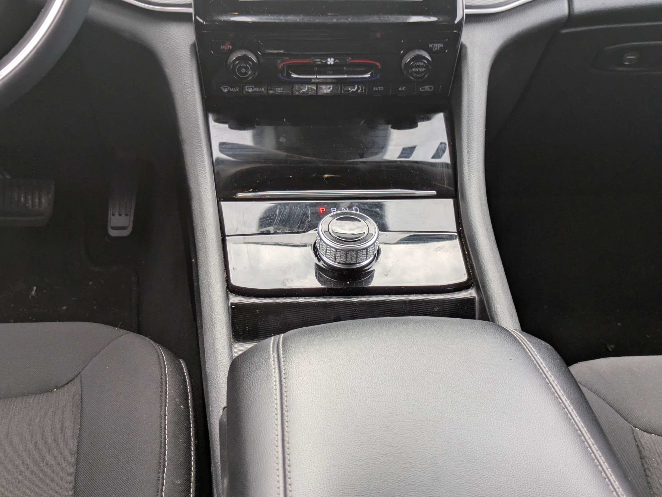 Used 2023 White Jeep Laredo image 16