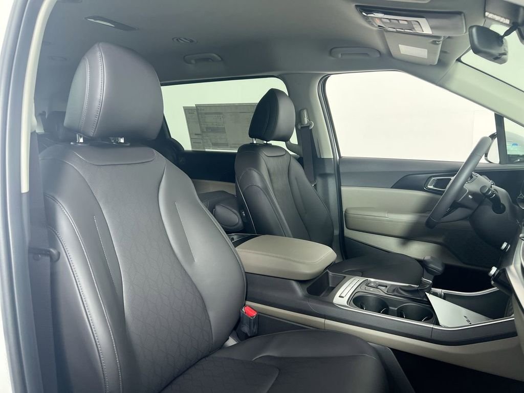 New 2026 Snow White Pearl Kia LXS image 31