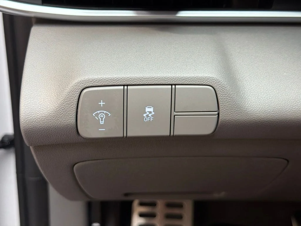 Used 2026 Serenity White Hyundai SEL Sport image 24