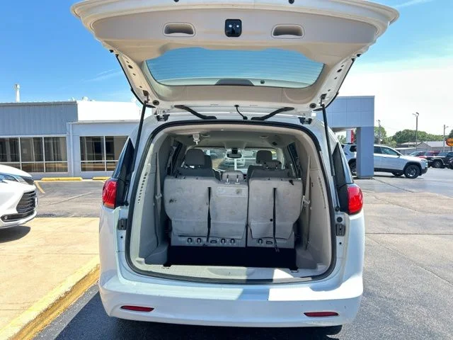 Used 2021 White Chrysler LXI image 10