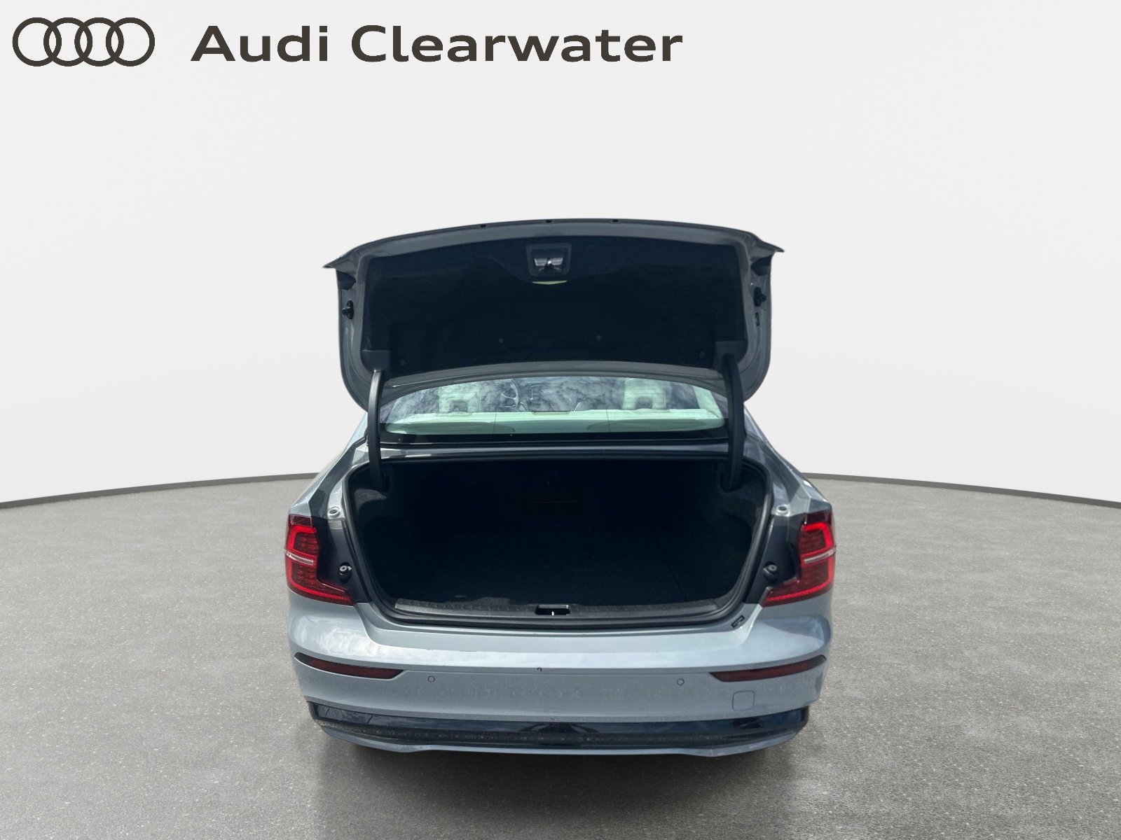 Used 2024 Vapour Gray Metallic Volvo Plus Dark Theme image 10