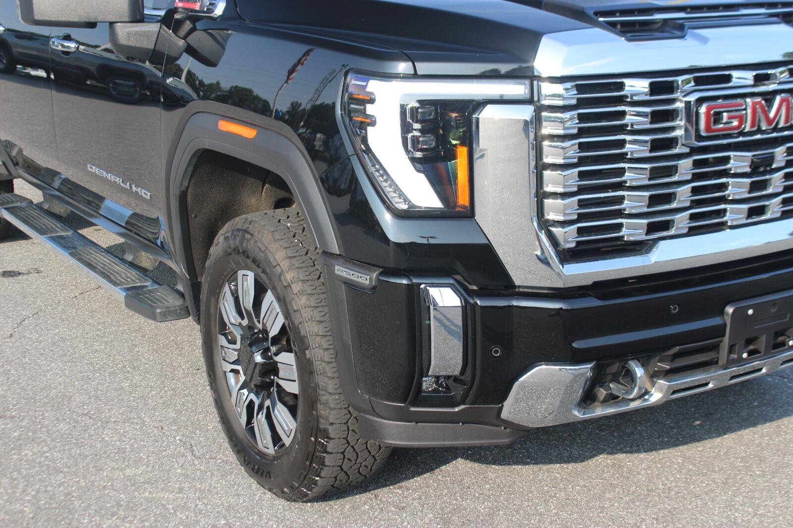 Used 2025 Onyx Black GMC Denali image 9