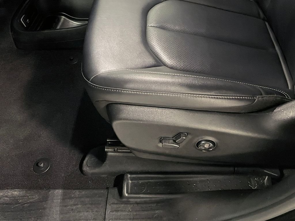 Used 2025 Black Chrysler Select image 24