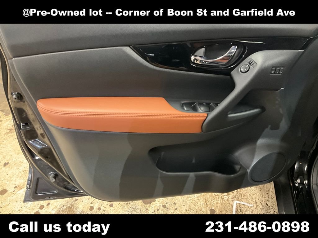 Used 2019  Nissan SL image 14