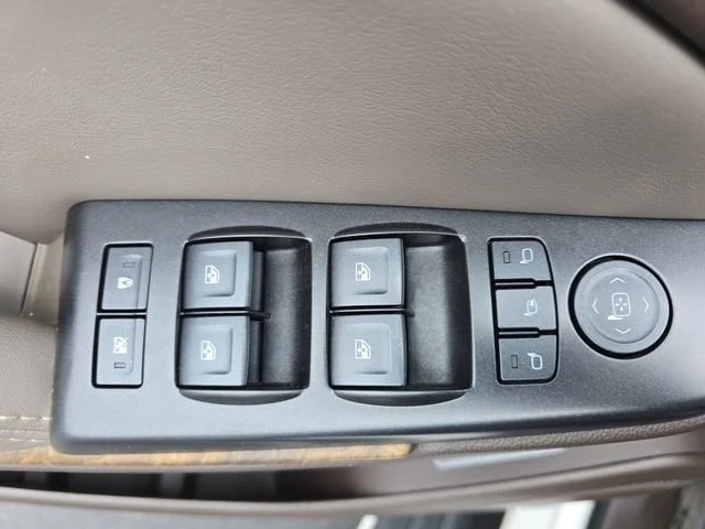 Used 2018 WHITE FROST TRICOAT GMC Denali image 31