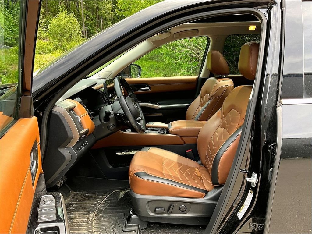 Used 2023 Black Nissan Platinum image 7