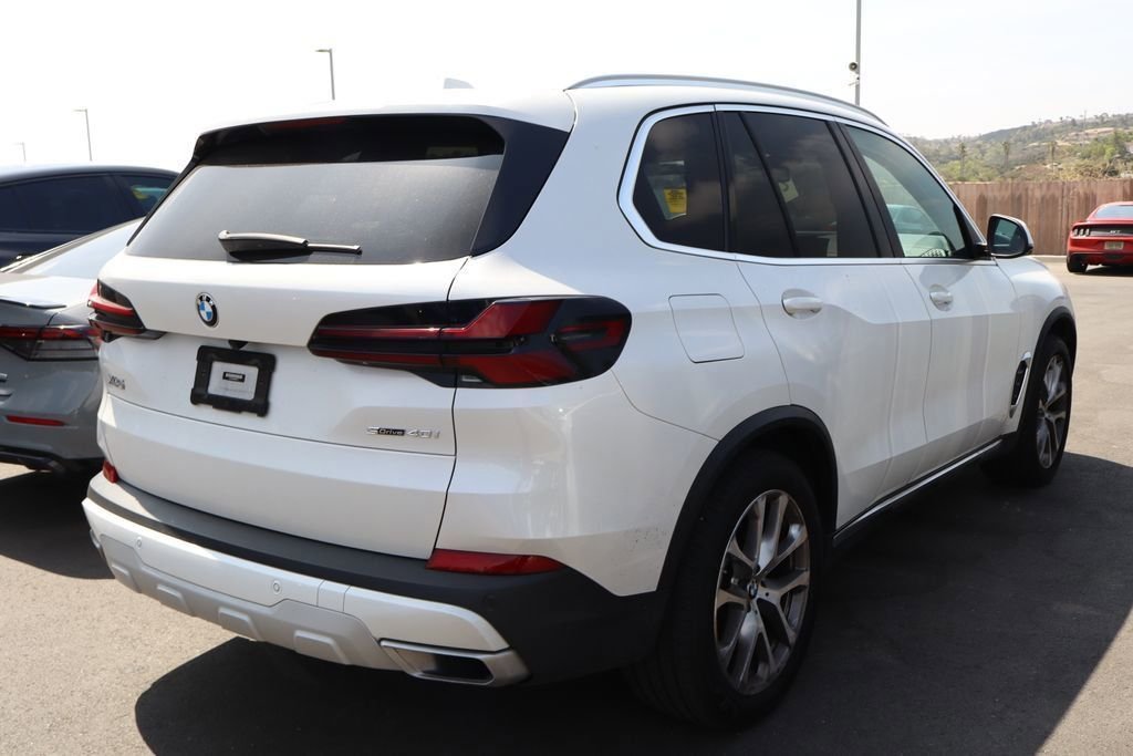 Used 2024 White BMW sDrive40i image 3