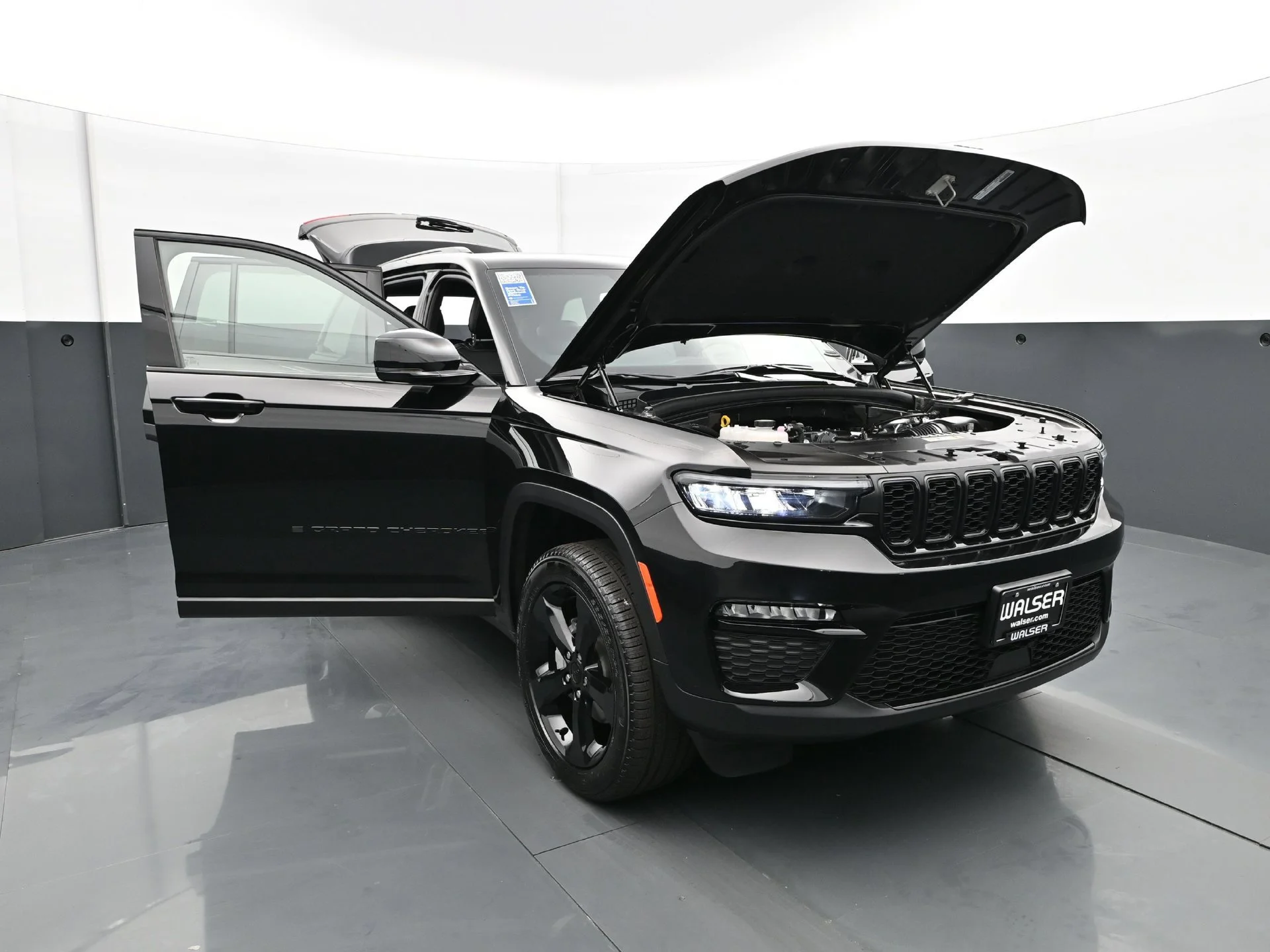 Used 2025 Diamond Black Crystal Pearlcoat Jeep Limited image 42